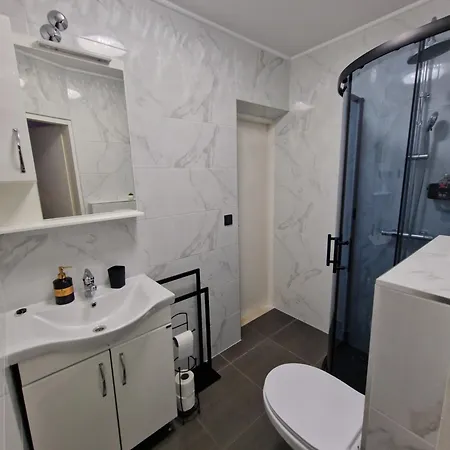 Lara * מולונאט